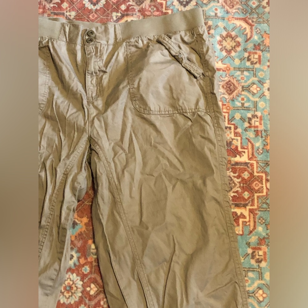 Casual Cargo Capri Pants - Picture 5 of 6